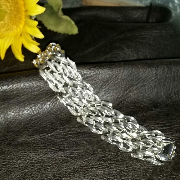 Jewelry - Vintage Silvertone Bracelet